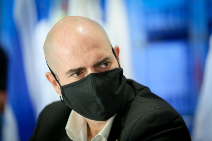 תושב תל אביב נעצר: איים על השר אמיר אוחנה