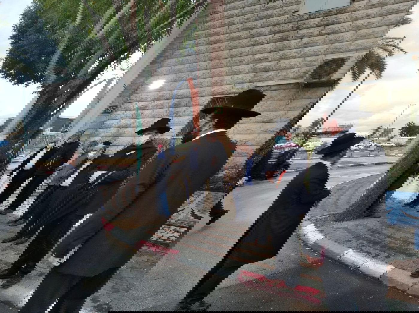 בפתח תקווה ערכו מחאה על ביזוי בתיהכנ"ס