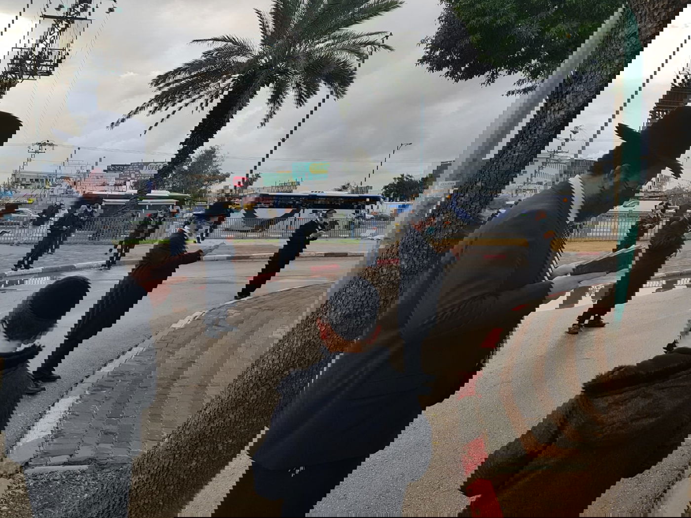 בפתח תקווה ערכו מחאה על ביזוי בתיהכנ"ס