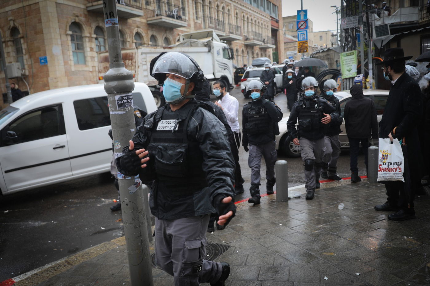 תיעוד: כוחות משטרה פשטו על שוק מאה שערים