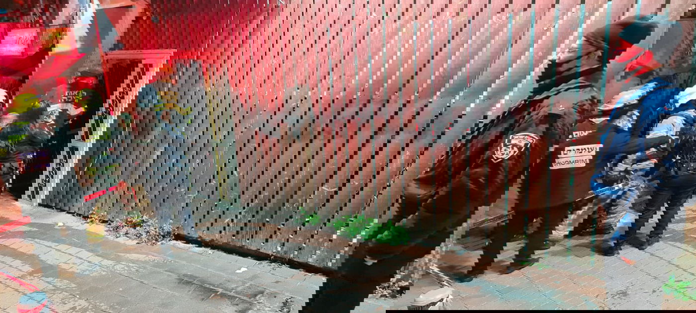 השליך בקבוק תבערה על בית הכנסת ונתפס