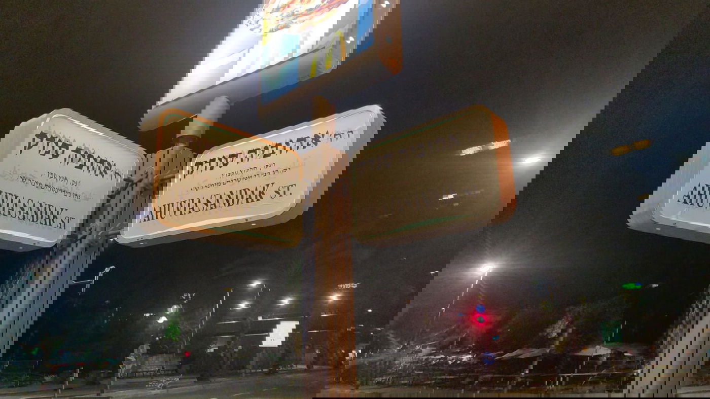 הדביקו את שמו של סנדק בתל אביב ונעצרו