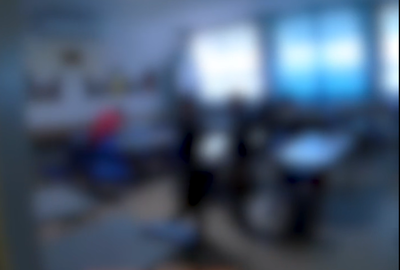 שוטרים בפשיטה על בית ספר