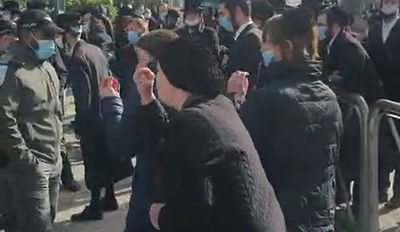 אישה קנאית לשוטרים: "לא רוצה לשים מסכה, שימו אתם כיפה"