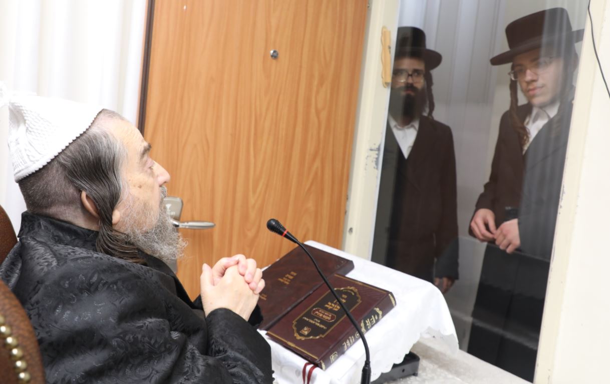 בחורי סאטמר בביקור אצל הרה"צ רבי יעקב מאיר שכטר