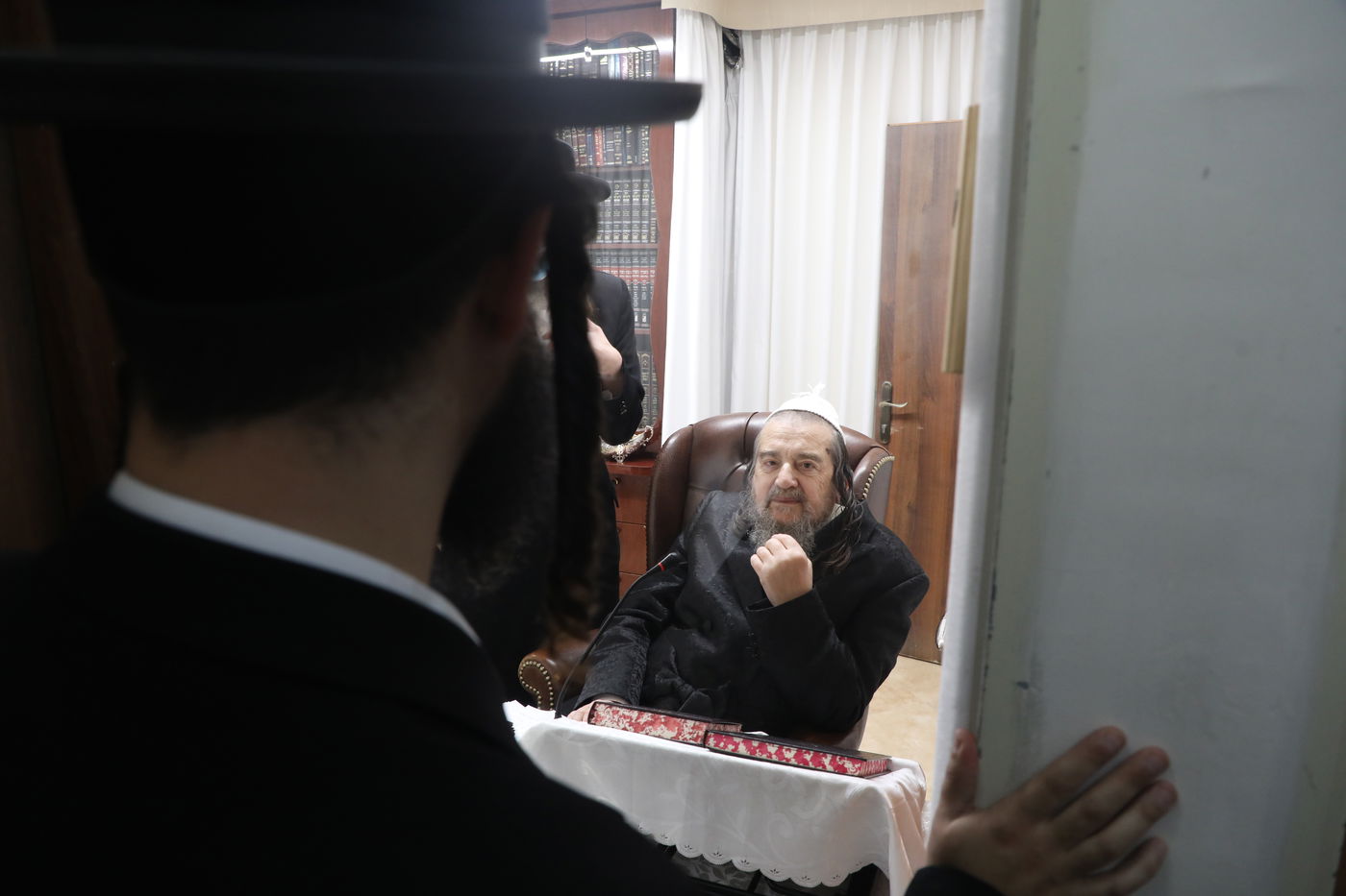 בחורי סאטמר בביקור אצל הרה"צ רבי יעקב מאיר שכטר