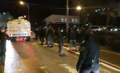 שוטרים פשטו על חתונות; מהומות במקום