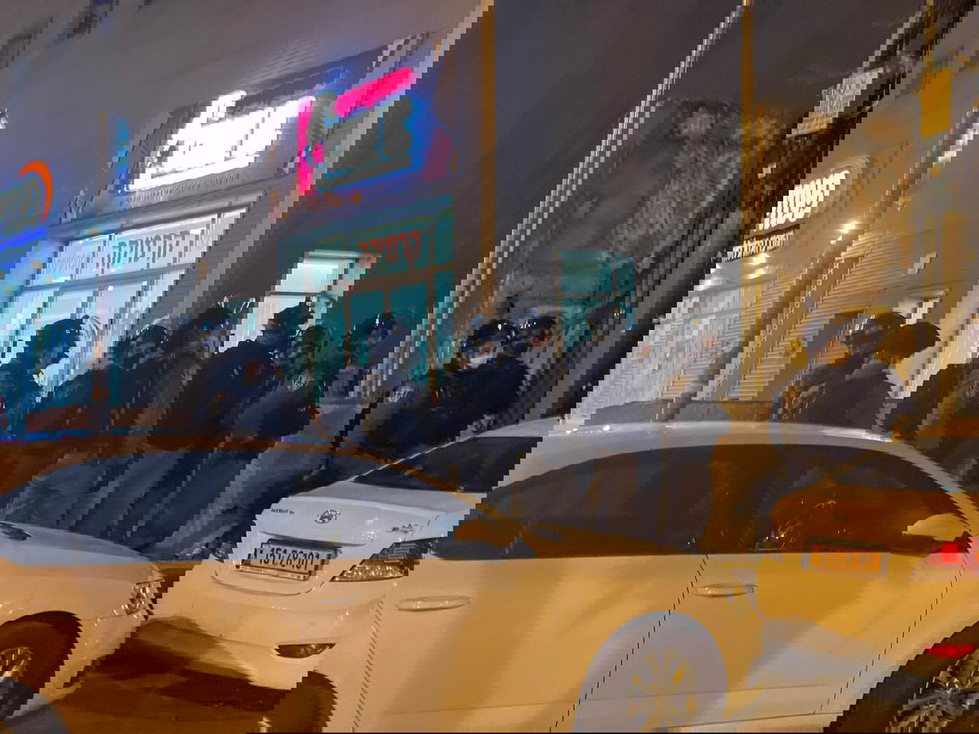 רימוני הלם: לילה סוער בבני ברק בעקבות תקיפת השוטרים