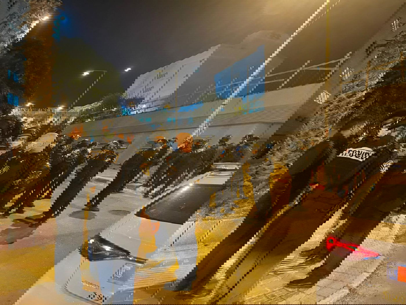 רימוני הלם: לילה סוער בבני ברק בעקבות תקיפת השוטרים