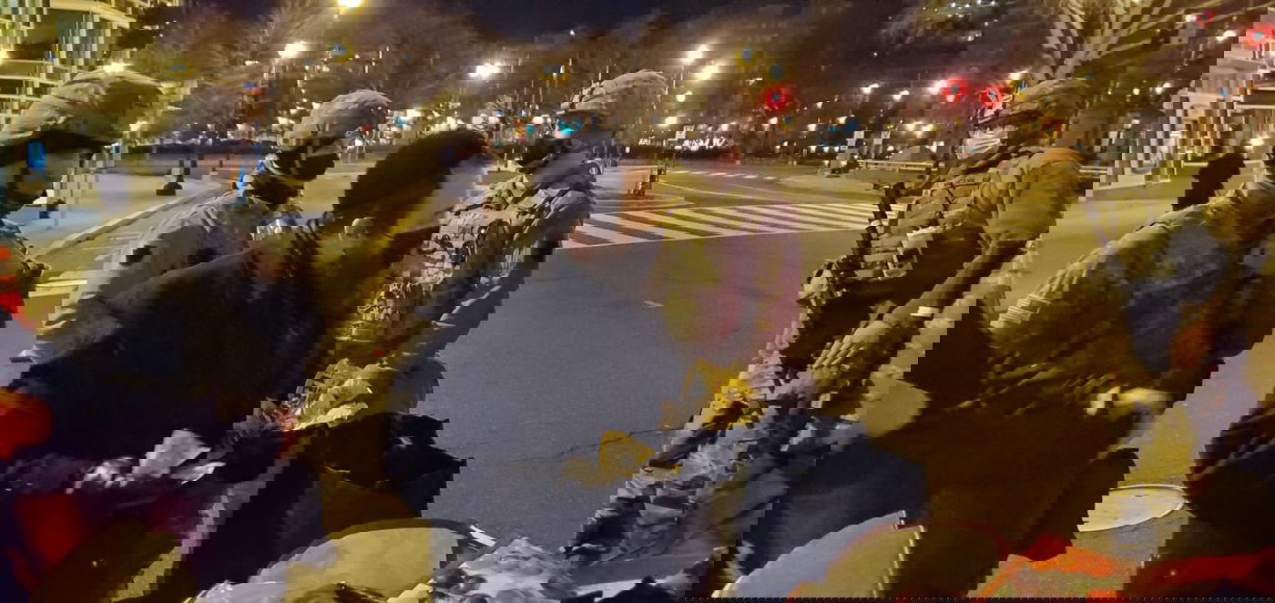 העסקן החרדי יצא לפנק את החיילים בקור