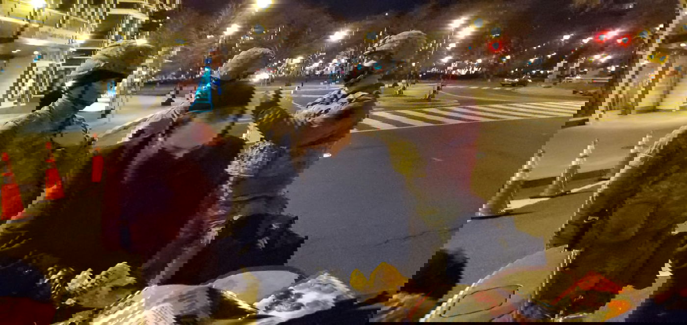 העסקן החרדי יצא לפנק את החיילים בקור