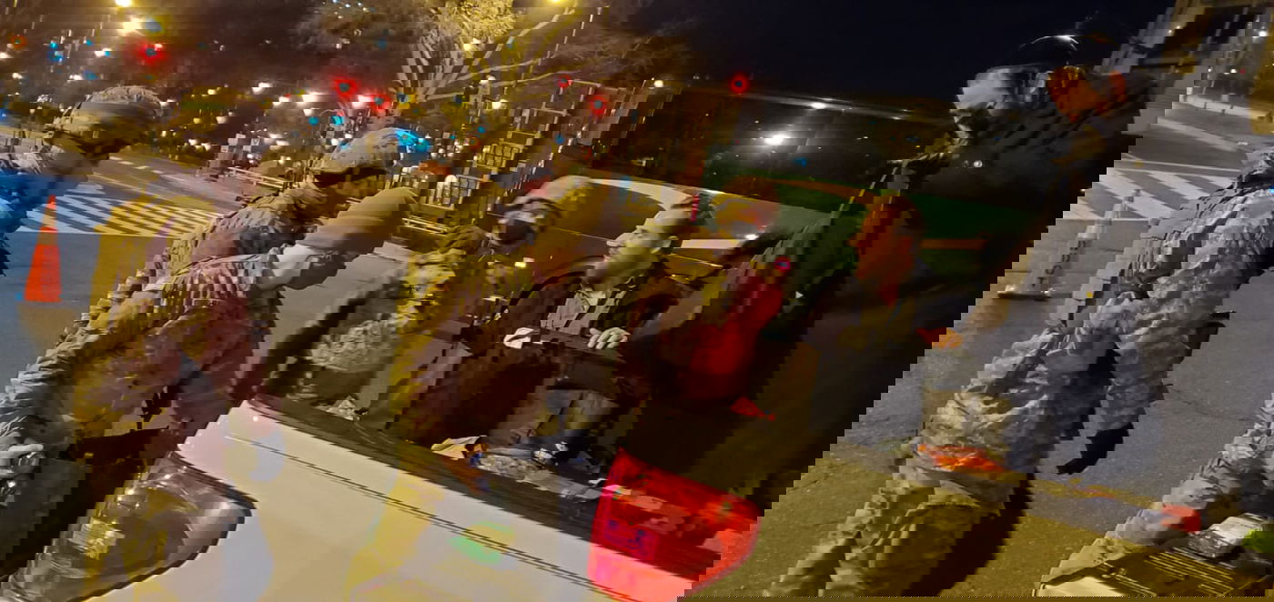 העסקן החרדי יצא לפנק את החיילים בקור