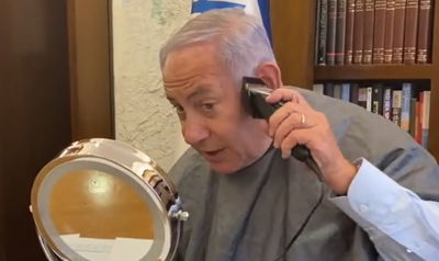 נתניהו מסתפר מול מראה קטנה: "אין ברירה"