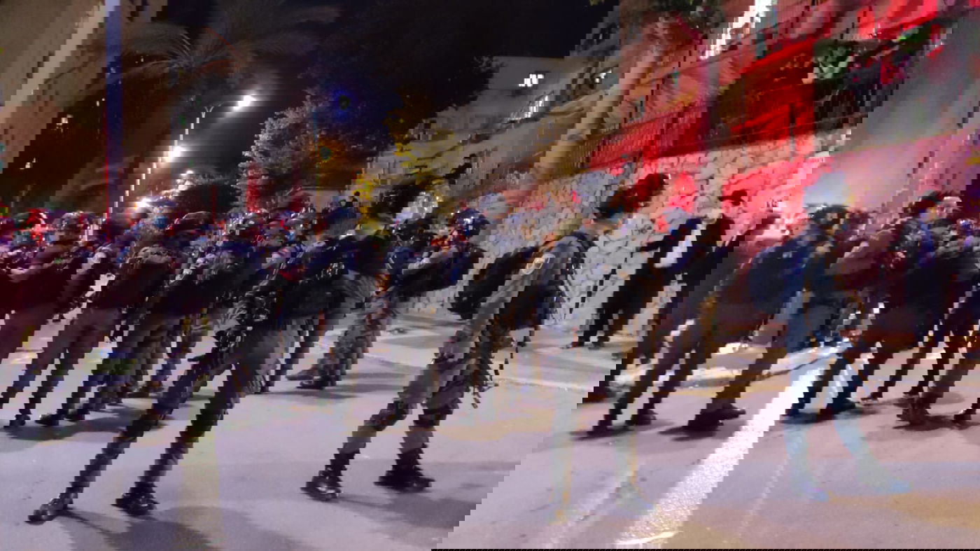 סרט מלחמה: מאות שוטרים, עשרות רימונים ואלימות הזויה