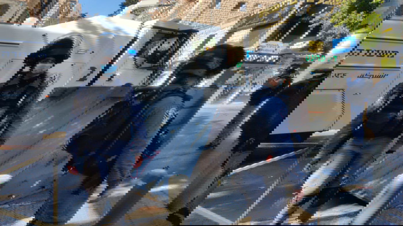 המשטרה התיזה 'בואש' בכיכר השבת, כארבע שעות ברצף • צפו