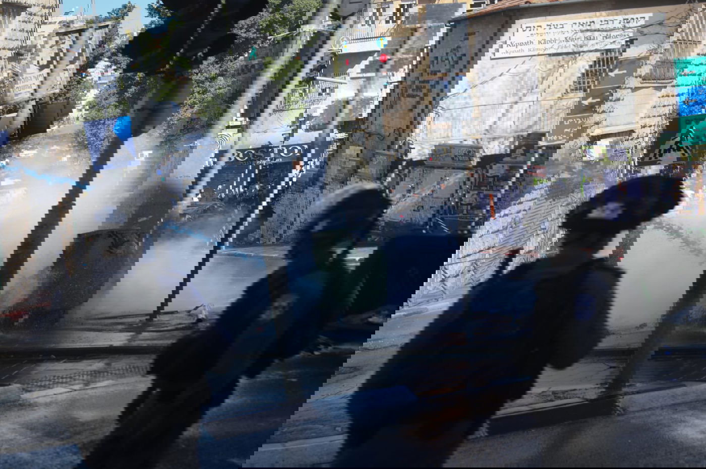 המשטרה התיזה 'בואש' בכיכר השבת, כארבע שעות ברצף • צפו