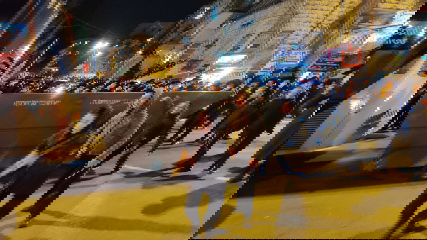 בר אילן: כ- 500 מפגינים נגד הרכבת הקלה. צפו