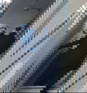 בכניסה לביתו של הראב"ד הרב סילמן