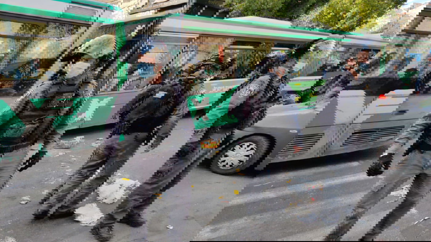 אישה דיווחה שבעלה מכה אותה; השוטרים שבאו לעזור הותקפו