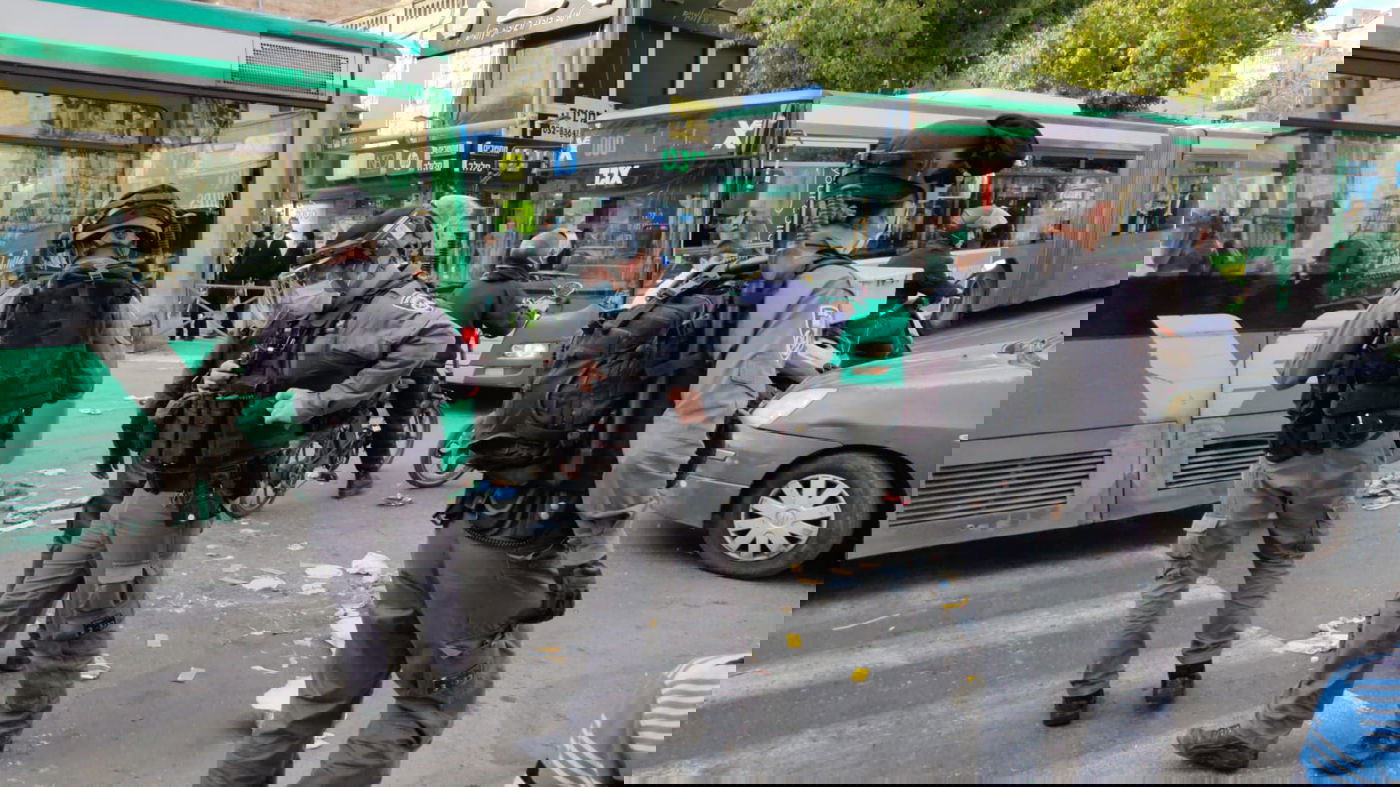 אישה דיווחה שבעלה מכה אותה; השוטרים שבאו לעזור הותקפו