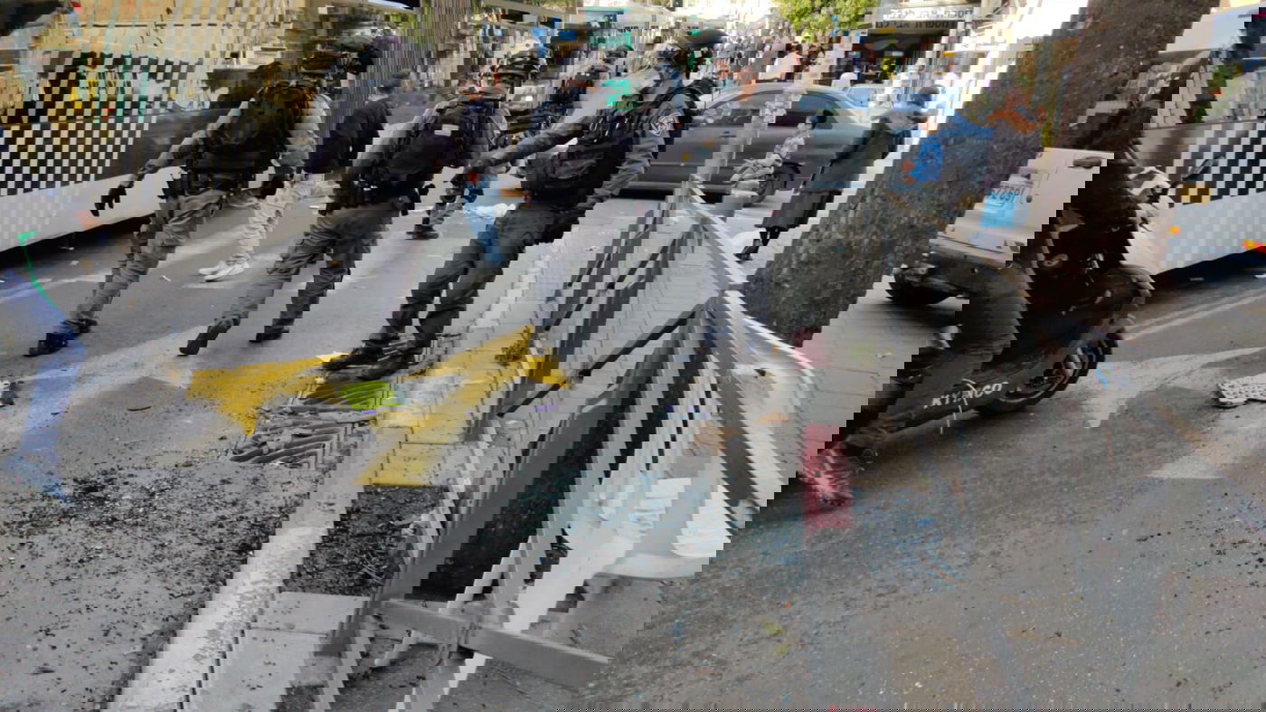 אישה דיווחה שבעלה מכה אותה; השוטרים שבאו לעזור הותקפו