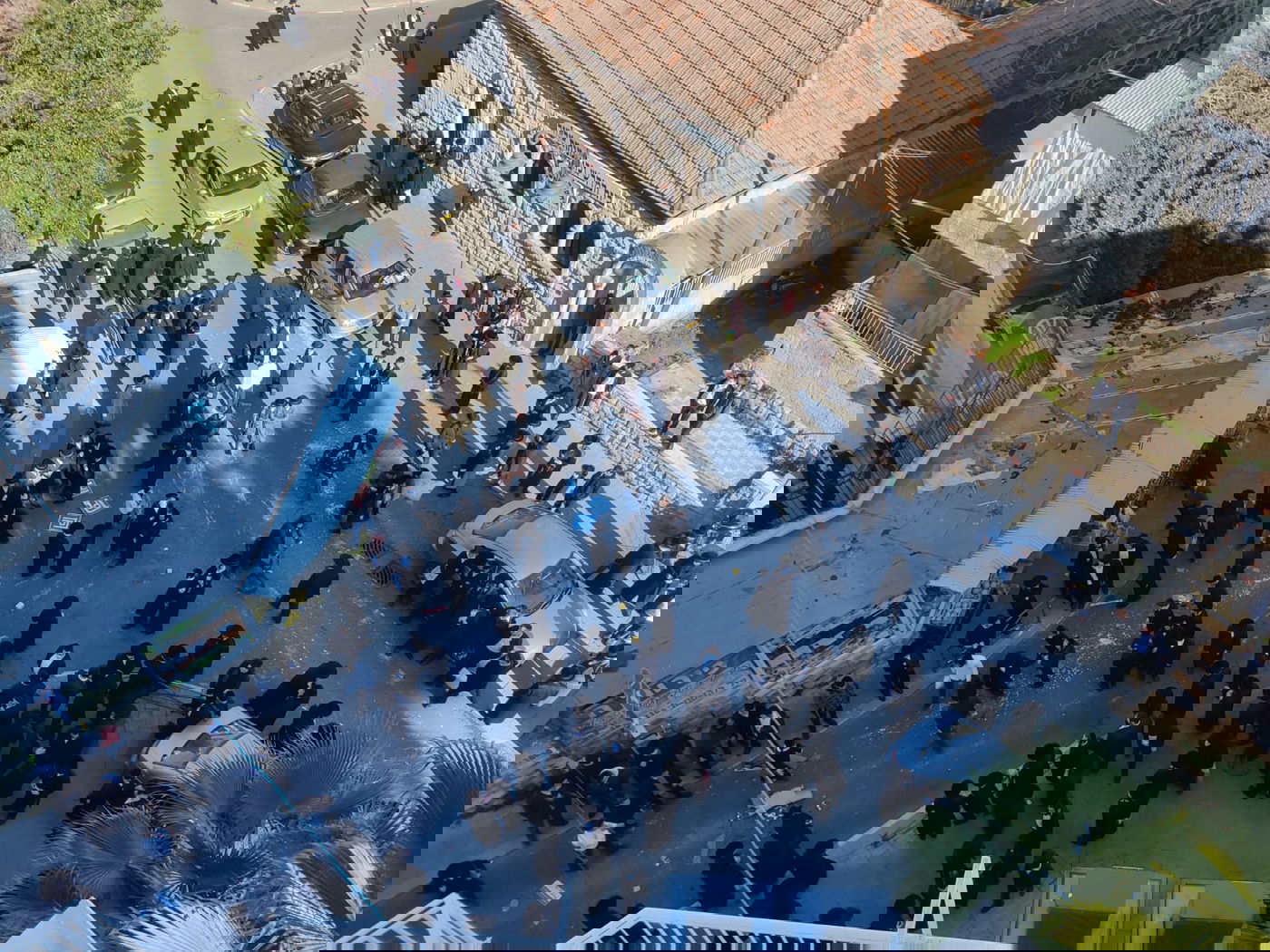 אישה דיווחה שבעלה מכה אותה; השוטרים שבאו לעזור הותקפו