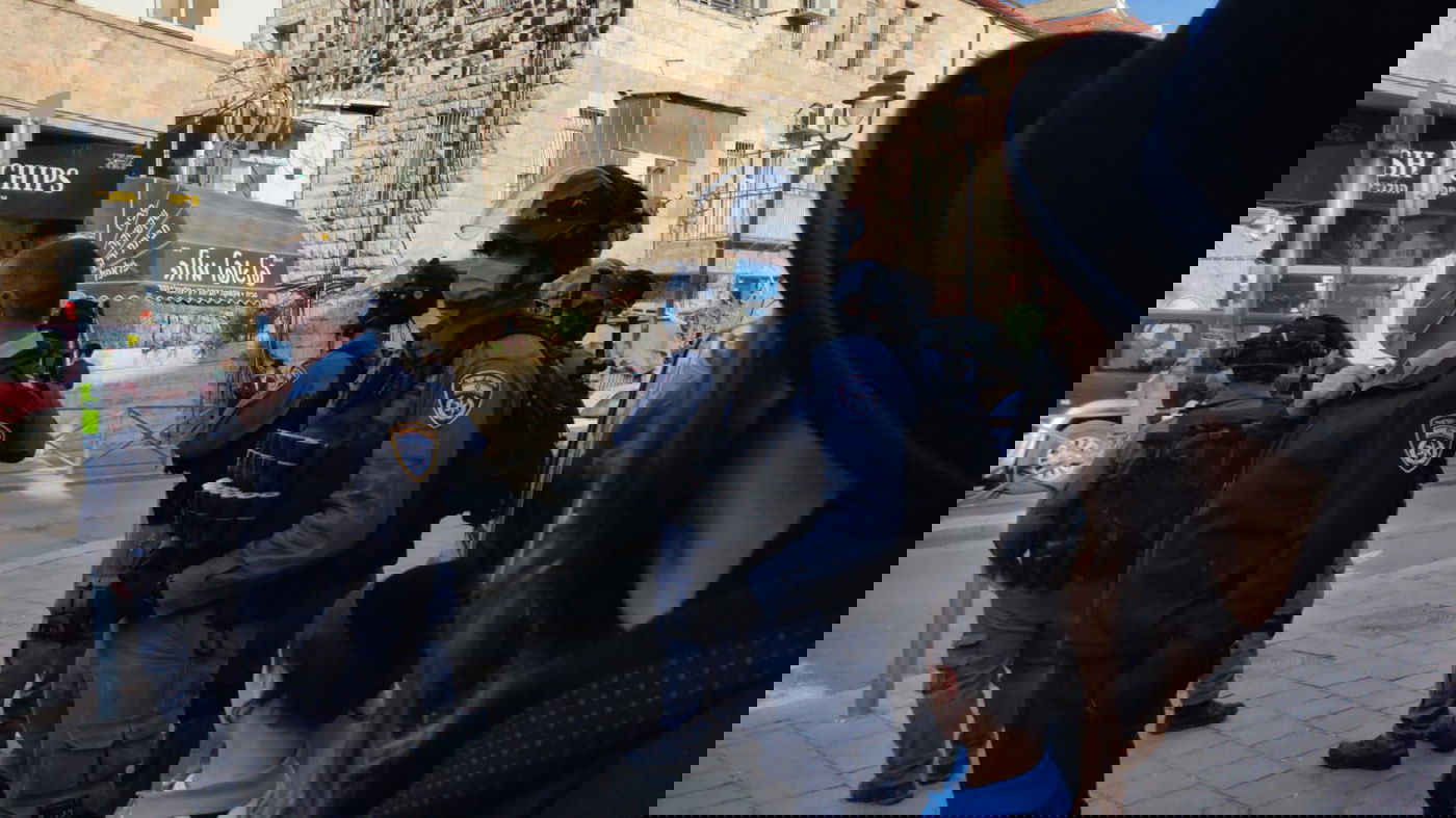 אישה דיווחה שבעלה מכה אותה; השוטרים שבאו לעזור הותקפו