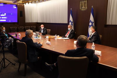 נתניהו בישיבה, הערב