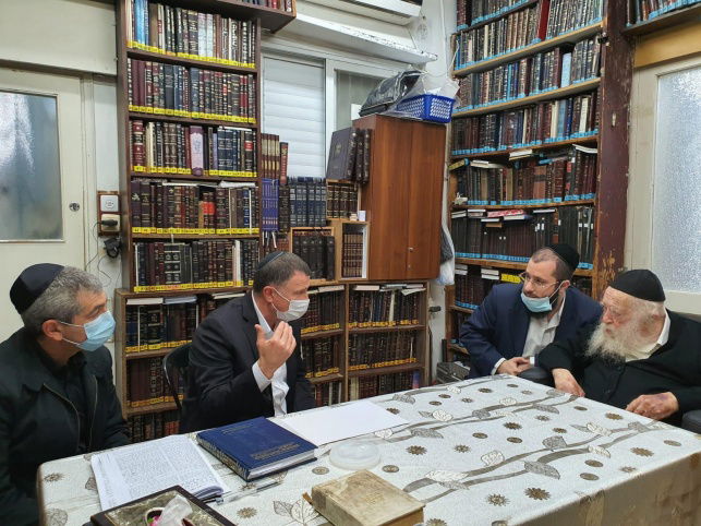 רוני נומה מלווה את שר הבריאות בביקורם בבית שר התורה