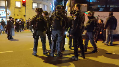 העימותים, הערב