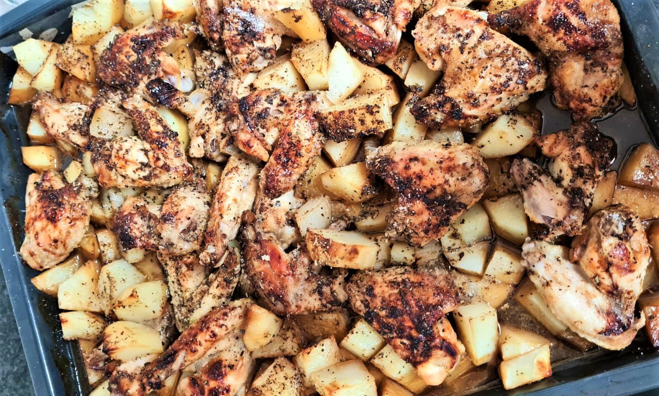 כנפיים ותפוחי אדמה צלויים בתנור