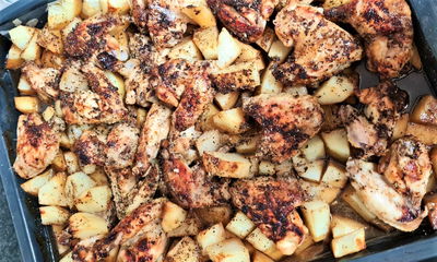 כנפיים ותפוחי אדמה צלויים בתנור