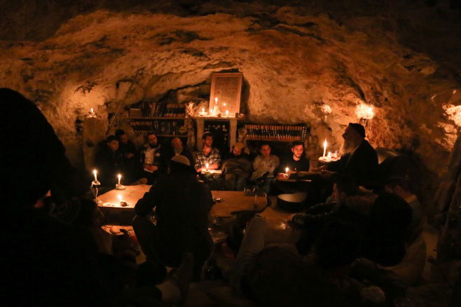 חבורת לומדי הזוהר במערה