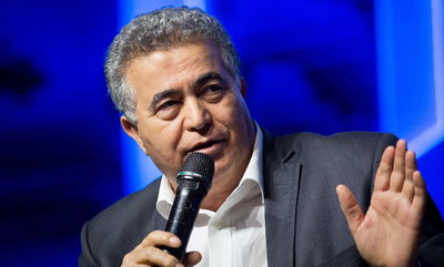 עמיר פרץ פורש מ'העבודה' כדי להישאר שר