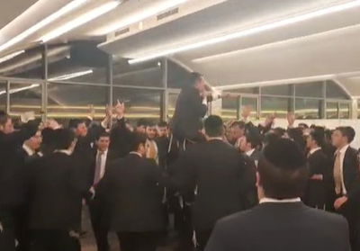 החברים עם החתן - בחדר האוכל של ישיבת חברון