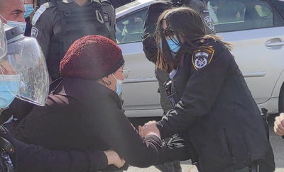 המשטרה עכבה אישה במהלך מחאת הקיצונים