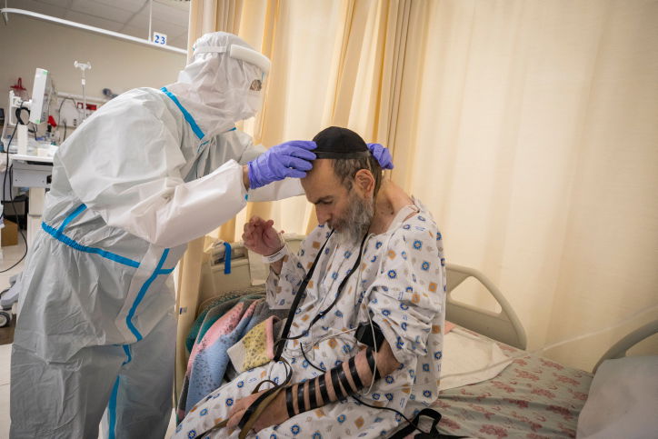 מרגש: המתנדב הניח תפילין לחולה קורונה