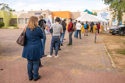 עומדים בתור להתחסן ברחובות
