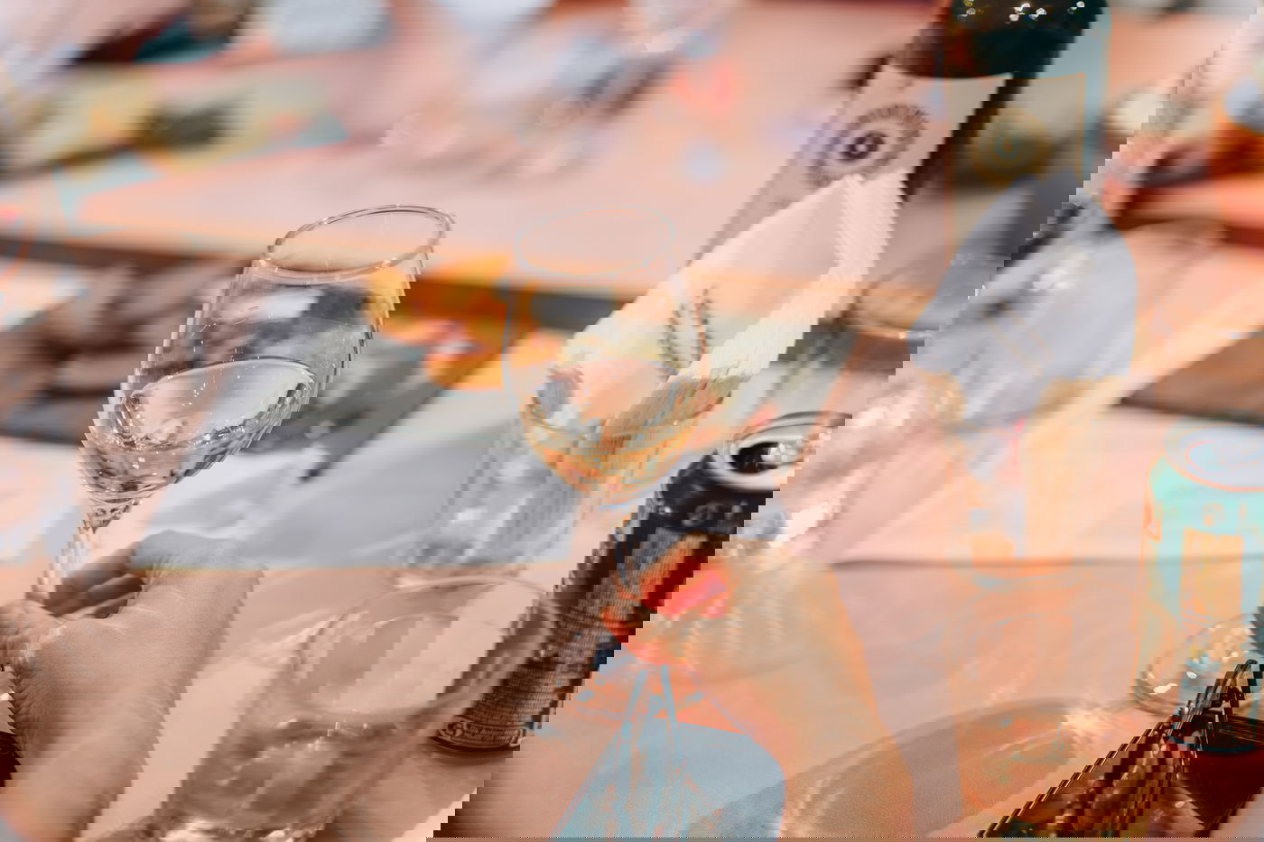 איך מחזיקים כוס יין? מדריך