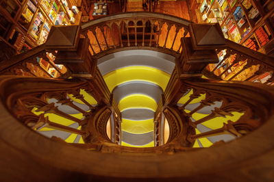 צבעי השנה של פנטון בחנות ספרים בפורטוגל