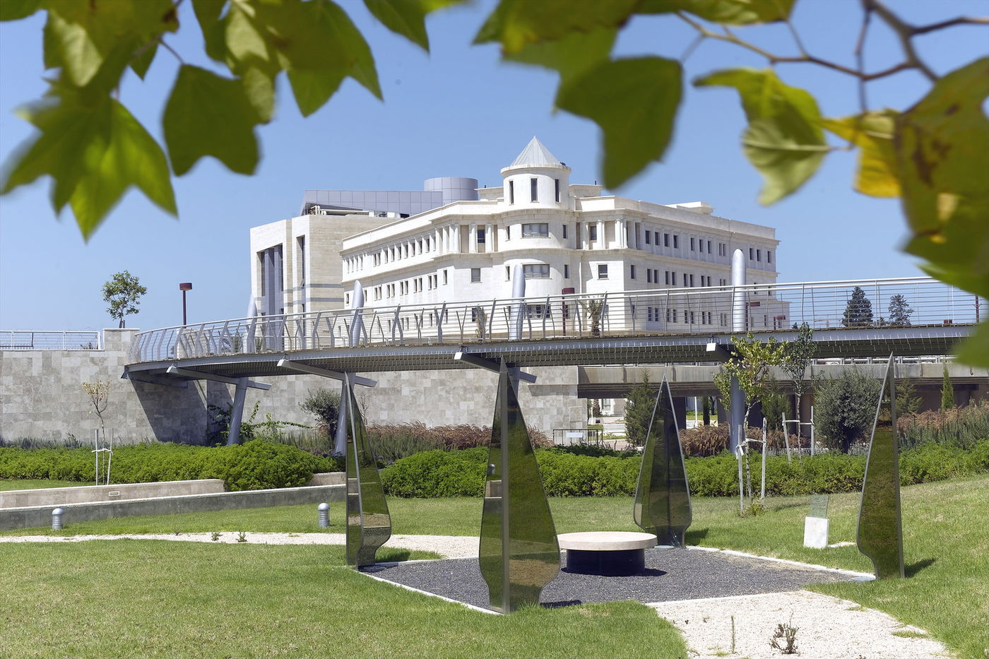 האוניברסיטה מציעה  תמיכה גם בהיבט הכלכלי