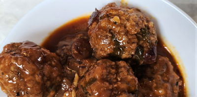 קציצות בשר ועוף ברוטב חמוציות ושזיפים