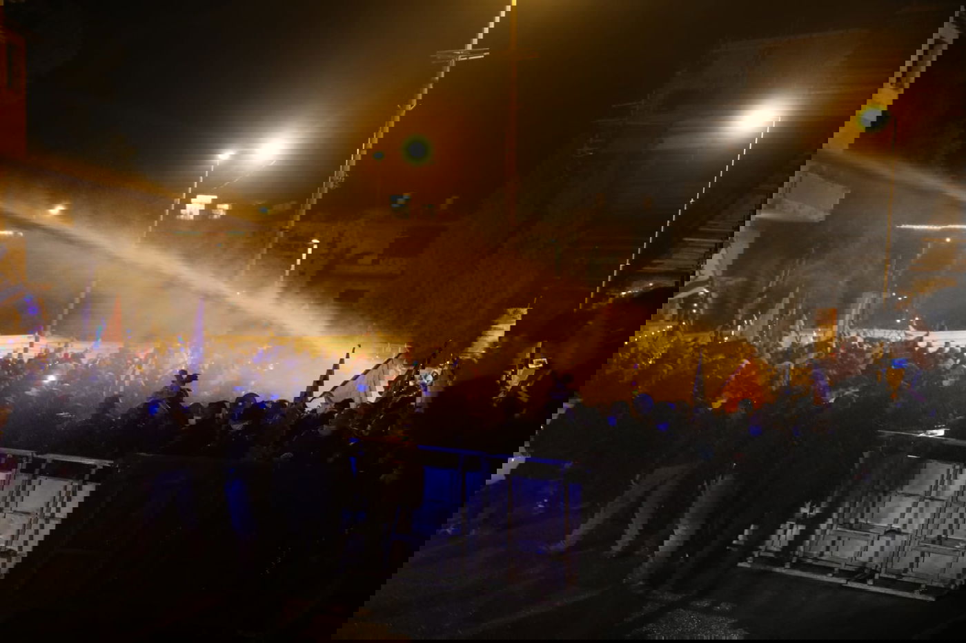 המפגינים ניסו לפרוץ לבלפור; שוטר נפצע