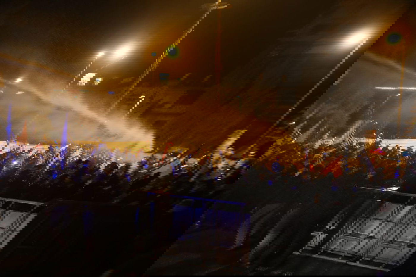 המפגינים ניסו לפרוץ לבלפור; שוטר נפצע