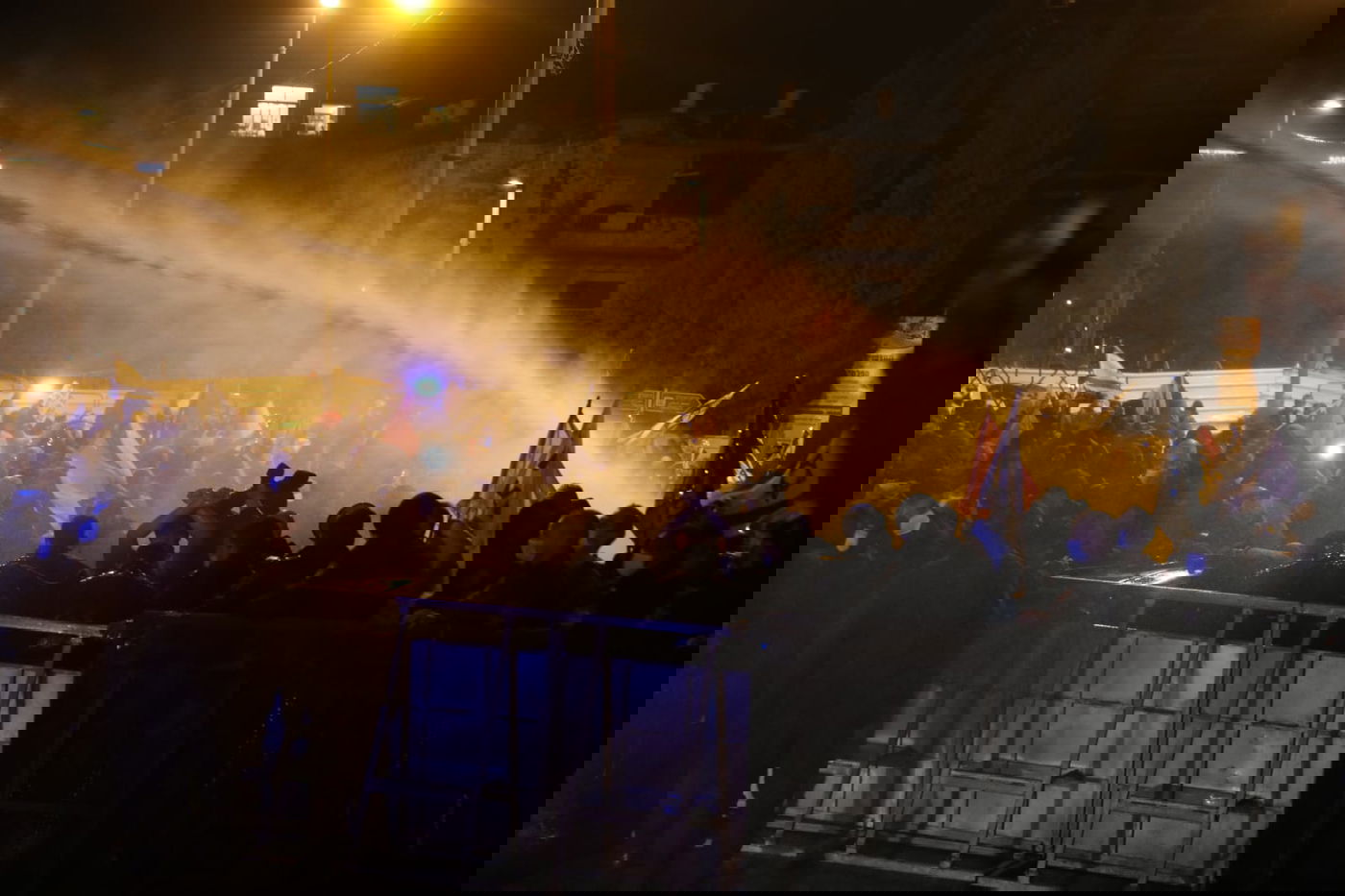 המפגינים ניסו לפרוץ לבלפור; שוטר נפצע