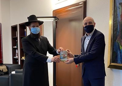 הרב העניק לבכירים הגרמניים ספר חסידי