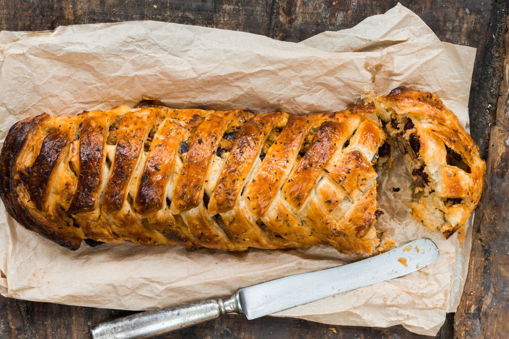 מאפה בצק עלים במילוי בשר