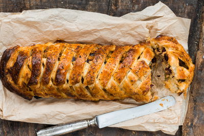 מאפה בצק עלים במילוי בשר