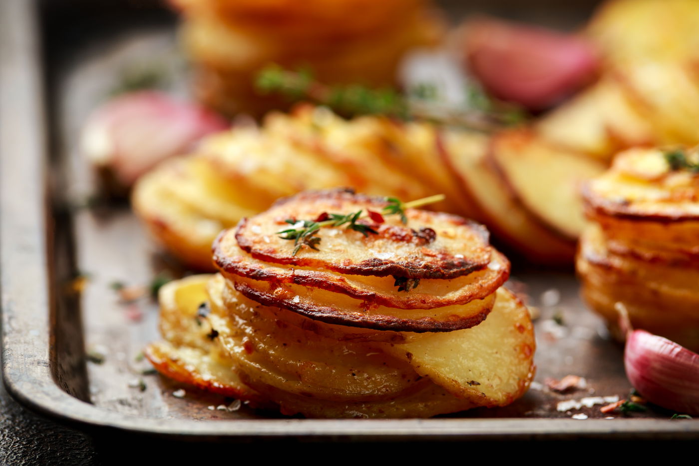 ערימות תפוחי אדמה אפויים עם גבינות ועשבי תיבול