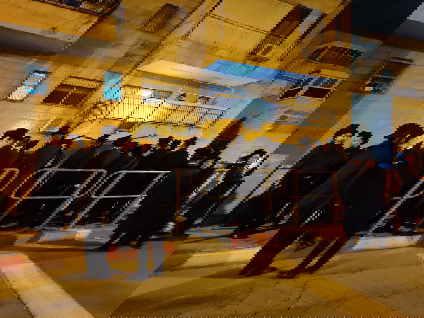 ה"שמע ישראל" מחוץ לבית הגרמ"ד סולובייצ'יק זצוק"ל